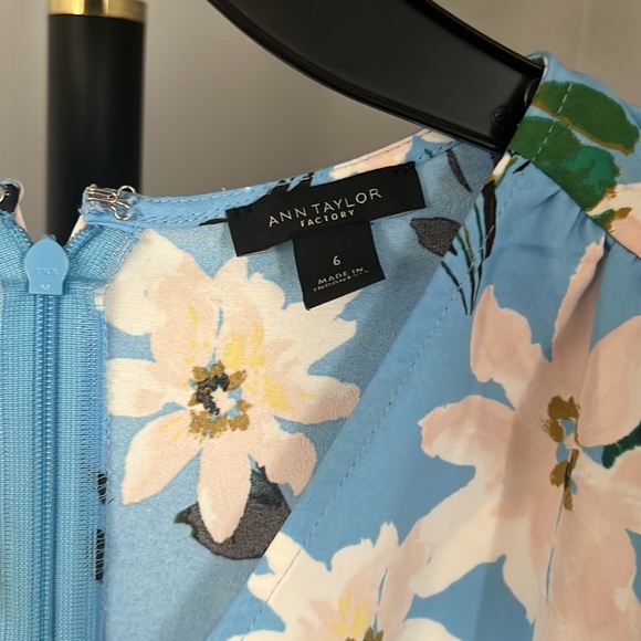 Ann Taylor blue floral dresss size: 6 - Picture 4 of 8